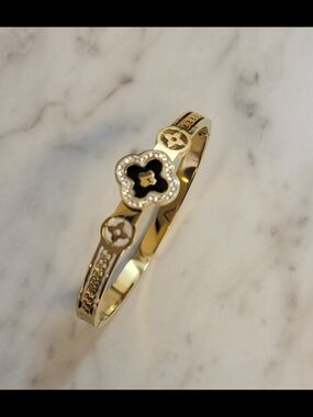 bracelet and black clover, plated in 18-k gold
ack clover, plated in 18-karat